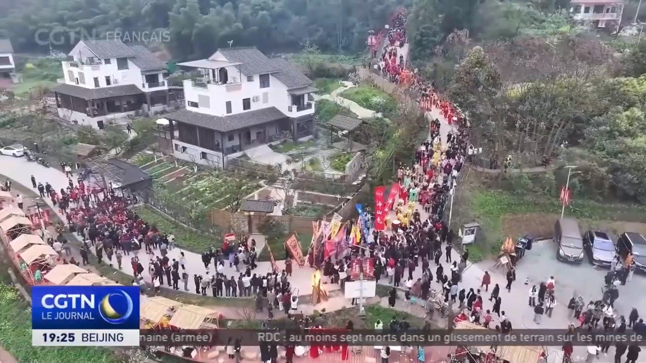 Une procession d'un énorme dragon de paille se déroule à Chongqing