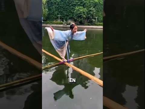 Pourquoi ils marchent sur du bambou au lieu d’un bateau ? 😳