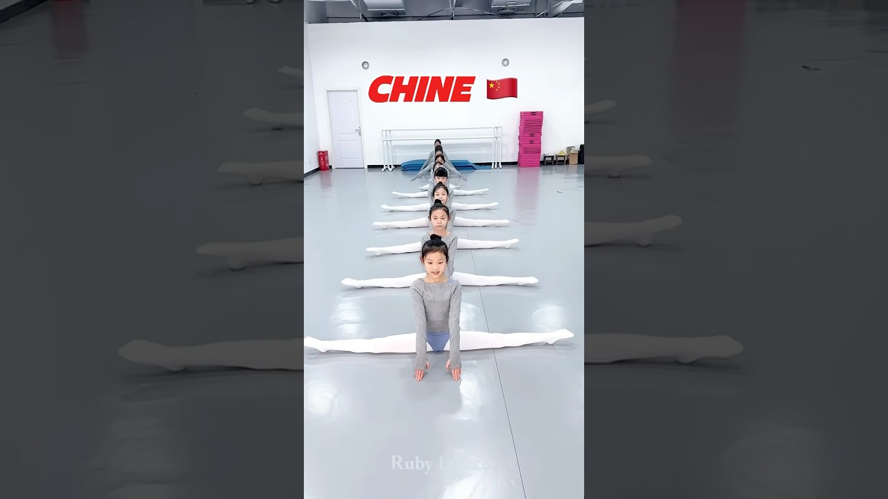 QUI FAIT LE MIEUX LE GRAND ÉCART FACIAL ? #gym #flexibility #shorts