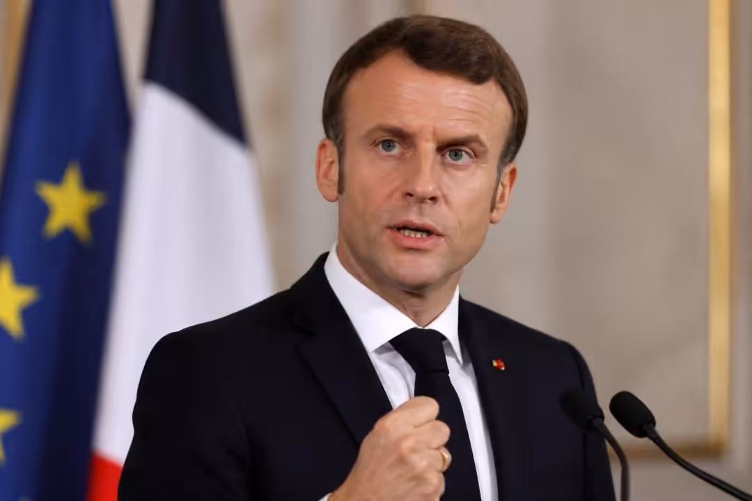 découvrez la réaction d'emmanuel macron face aux accusations de laxisme concernant les visas pour l'algérie et sa défense de la politique migratoire française.